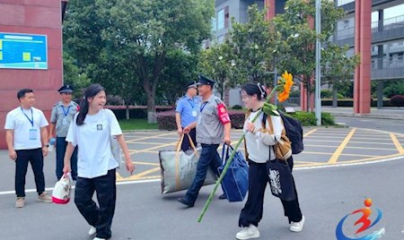 石门二中：家长温情迎接 考生有序离场